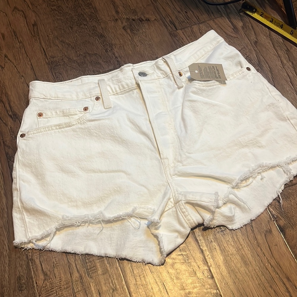 Levi’s 501 high rise white button fly shorts, waist size 32 NWT! Very nice!